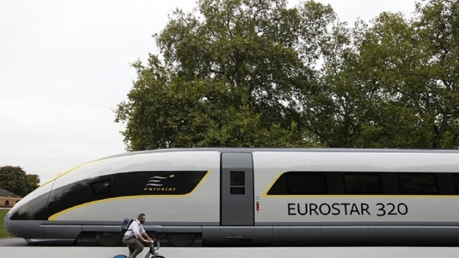 Ciclista passa em frente ao novo trem da Eurostar, que promoveu um evento de divulgação no Hyde Park, no centro de Londres, nesta quinta-feira (7) - Andrew Winning/Reuters