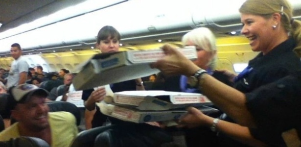 Todos aplaudiram o momento em que o piloto anunciou no alto-falante a entrega das pizzas - BBC