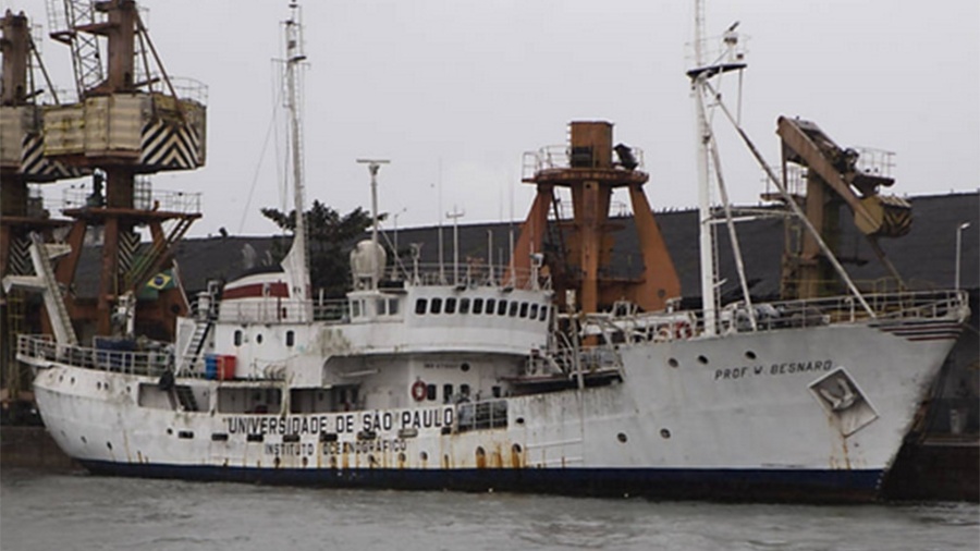 Navio oceonográfico Professor W. Besnard, atracado no porto de Santos - Folhapress