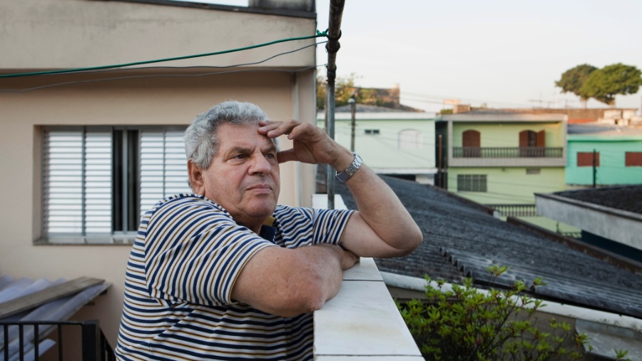 Genival Inácio da Silva, o Vavá, um dos seis irmãos vivos do presidente Luiz Inácio Lula da Silva, no terraço de sua casa, na periferia de São Bernardo do Campo (SP) - Lalo de Almeida/Folhapress