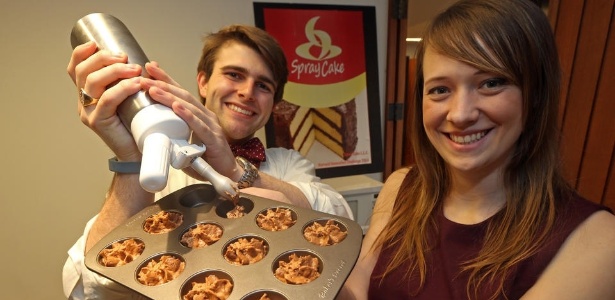 John McCallum e Brooke Nowakowski, inventores do Spray Cake, bolo pronto em spray - Divulgação/facebook.com/officialspraycake