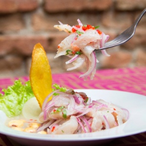 Ceviche Clássico, um dos pratos servidos pelo restaurante Huaco durante festa da independência do Peru - Ana Góis/Divulgação