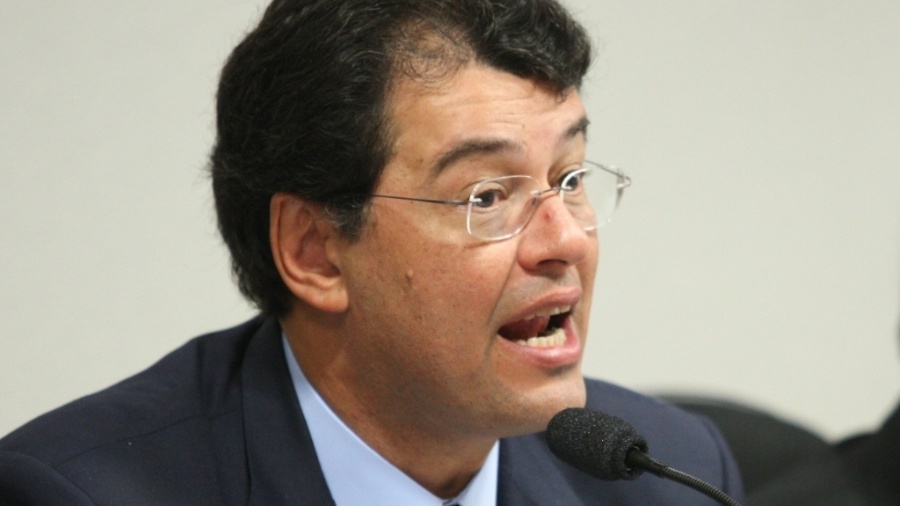O líder do MDB no Senado, Eduardo Braga (AM, foto), vai tentar alterar um trecho da proposta para evitar criar na legislação a figura de "cargos comissionados" nas siglas - Sergio Lima/Folhapress