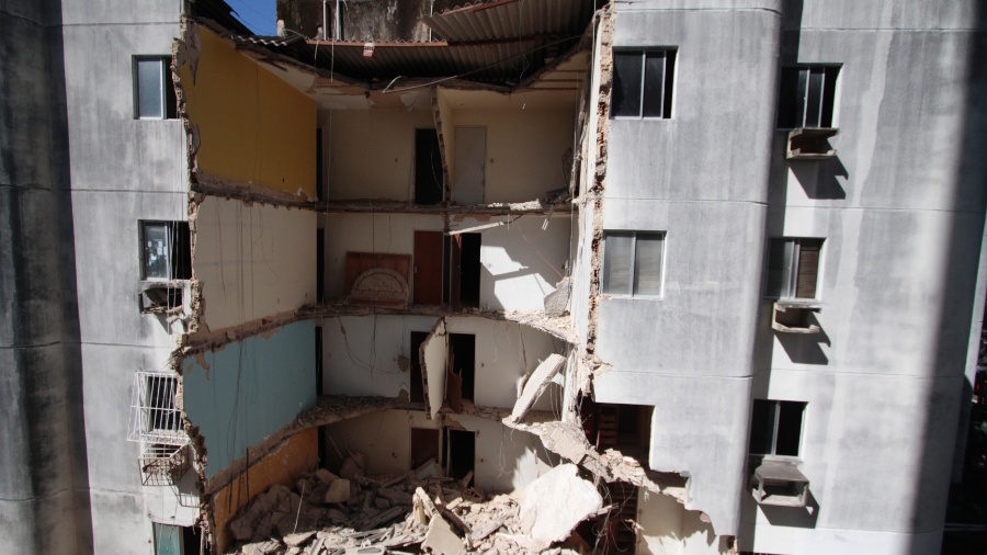Desabamento parcial de prédio-caixão desocupado em Boa Viagem em 2014