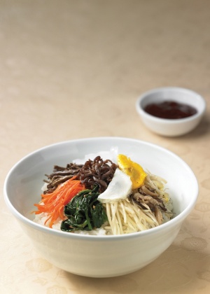 Feito com legumes salteados, carne bovina e arroz, o "bibimpap", prato sul-coreano mais conhecido no mundo  - Divulgação