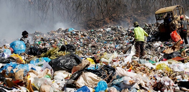 No caso de resíduos depositados no próprio município, 67,2% vão para lixões - Pedro Ladeira/Folhapress