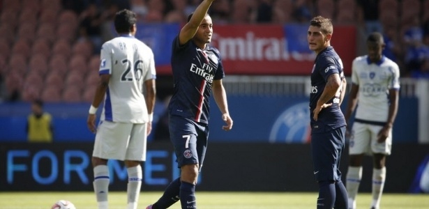 Lucas comemora gol que abriu o placar na vitória do PSG sobre o Bastia neste sábado - AFP PHOTO / THOMAS SAMSON