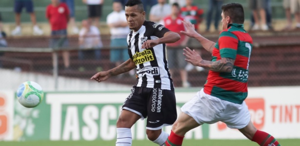 O jogador Jocinei, da Portuguesa, e Souza, do Ceará, disputam lance - Rodrigo Gazzanel/Futura Press/Folhapress