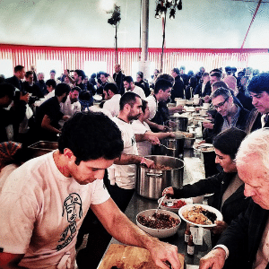 Chefs servem almoço com pratos típicos brasileiros durante simpósio de culinária MAD, em Copenhagen (Dinamarca) - Divulgação/instagram.com/andremifano