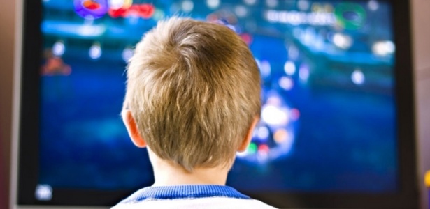 Estudo mostra que só 37% das crianças analisadas usam aparelhos por até duas horas - Thinkstock