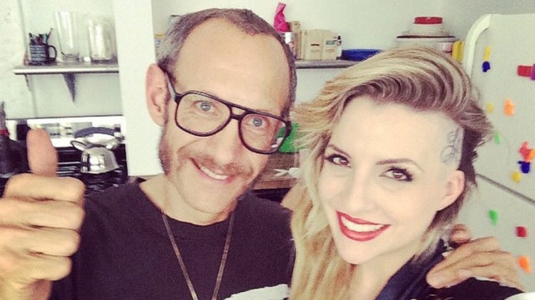  Ex-BBB Clara Aguilar com Terry Richardson nos bastidores de seu ensaio para a edição de novembro da Sexy - Reprodução/Instagram - Reprodução/Instagram