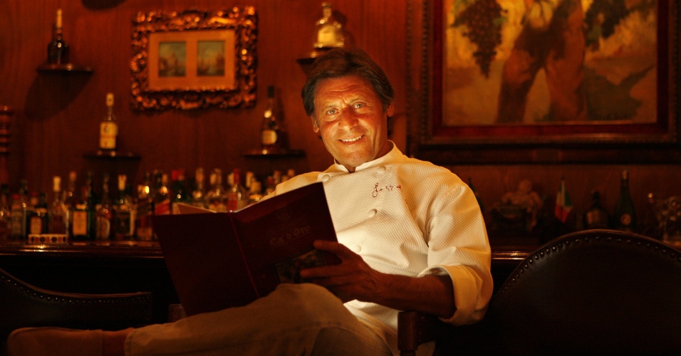 Chef de cozinha Giancarlo Bolla, dono do restaurante La Tambouille, posa no restaurante Ca'd'Oro, onde trabalhou no início de sua carreira, em São Paulo. Foto de 2006