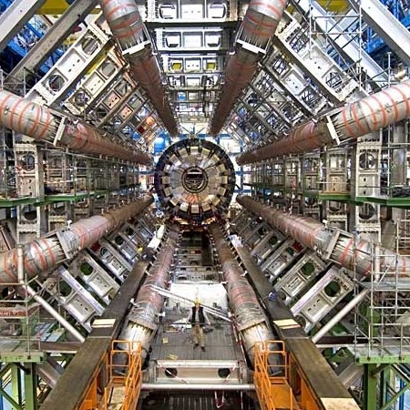  Qual a utilidade de um superacelerador de partículas? Repare no homem na parte central inferior da foto para ter uma noção de como é grande o Grande Colisor de Hádrons ou LHC (Large Hadrons Collider), o superacelerador de partículas que fica no Cern, a Organização Européia para a Pesquisa Nuclear. Mas, afinal, para que serve um superacelerador de partículas? - Divulgação/Cern