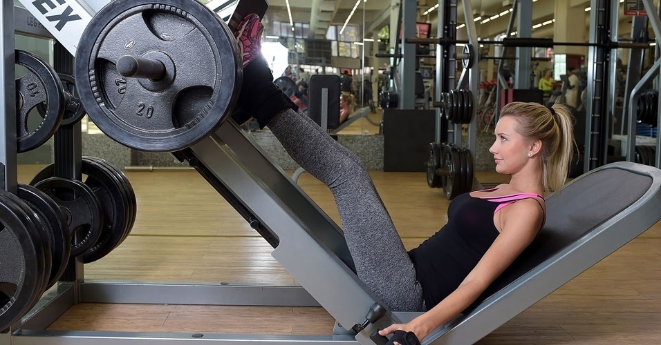 Ana Paula Siebert - namorada de Roberto Justus - leg press - Reinaldo Canato/UOL. Agradecimento: Academia Companhia Athletica