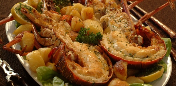 As lagostas servidas no restaurante vêm do Nordeste e são mantidas em tanques à vista dos clientes - Divulgação