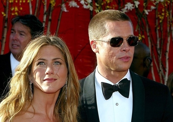 Mesmo após quase dez anos de relacionamento com Angelina Jolie, Brad Pitt ainda é criticado por fãs de Jennifer Aniston, com quem o ator foi casado de 2000 a 2005 - Reprodução/Virgula
