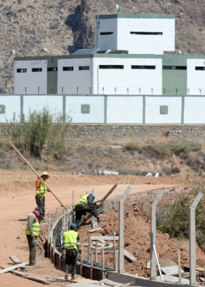 Trabalhadores marroquinos constroem cerca em Oujda, na fronteira com a Argélia - Fadel Senna/AFP