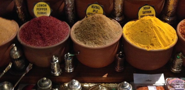 Especiarias, muito usadas na cozinha otomana, são encontradas no Mercado Egípcio - André Degasperi/UOL