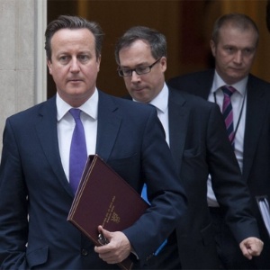 O primeiro-ministro britânico, David Cameron (à esq.), vai à Câmara dos Comuns, em Londres, para os debates sobre as ações contra o Estado Islâmico - Will Oliver/Efe