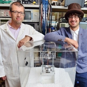 Bruce Drinkwater e Charlie Francis, inventores do Levitron, que faz drinques flutuarem com ajuda de ondas sonoras - Divulgação/lickmeimdelicious.com