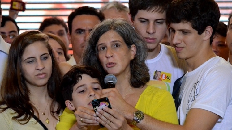 18.ago.2014 - Renata Campos, viúva de Eduardo Campos com os filhos de encontro com lideranças no Recife