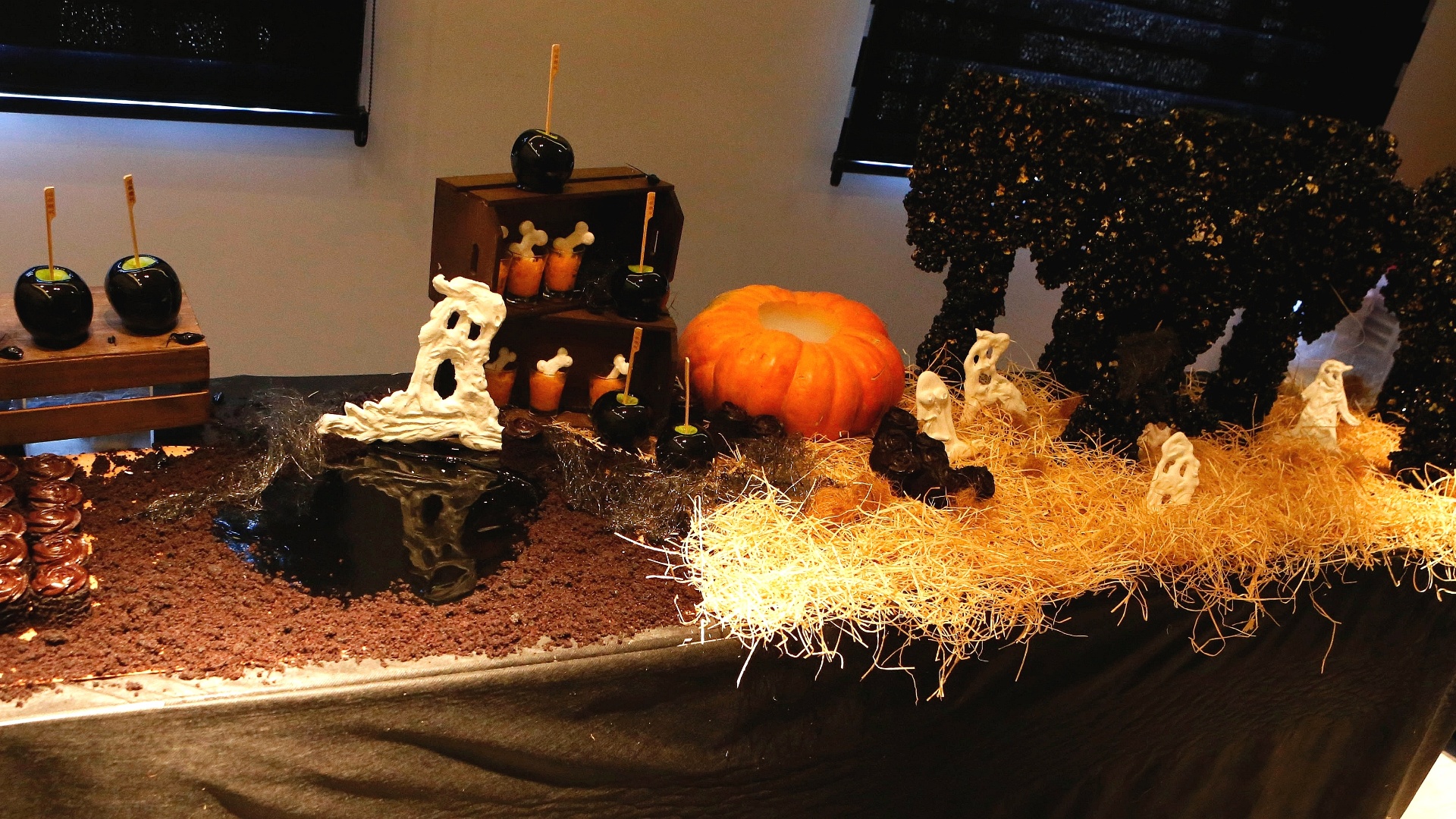 Fotos Monte uma Mesa de Halloween com doces assustadoramente