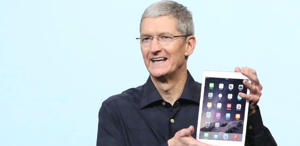 Tim Cook, CEO da Apple, apresenta o iPad Air 2 durante evento da marca em outubro - Robert Galbraith/Reuters