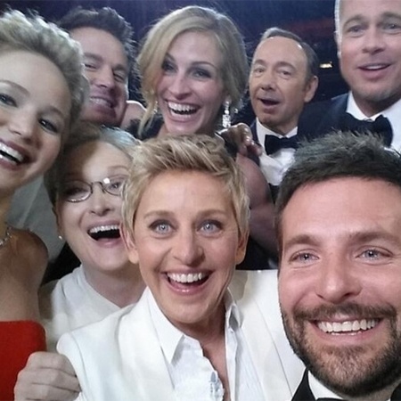 Ellen DeGeneres in a selfie with Jared Leto, Jennifer Lawrence, Meryl Streep, Julia Roberts, Bradley Cooper, Kevin Spacey, Brad Pitt, Angelina Jolie, and Lupita Nyong'with the Reproduction/Twitter