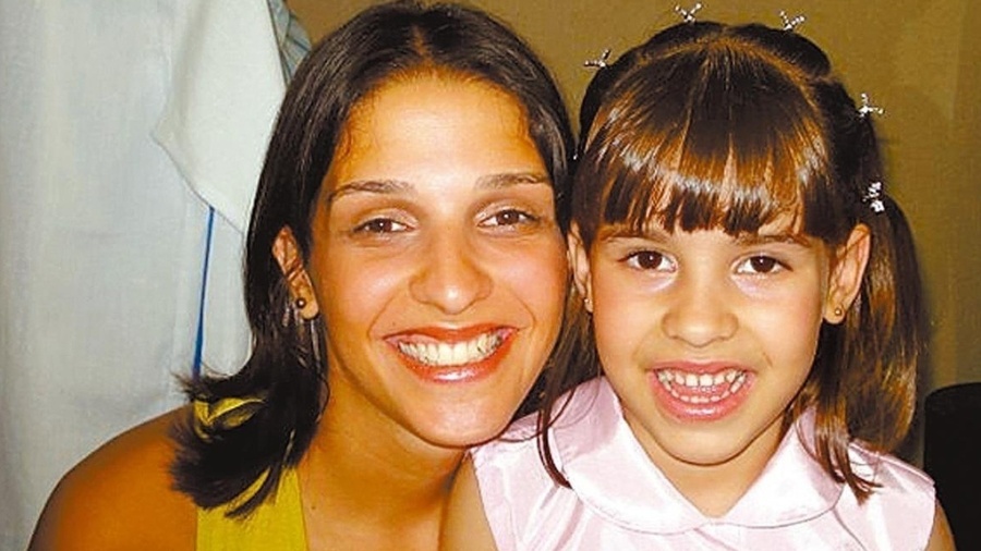 Isabella Nardoni com a mãe, Ana Carolina Oliveira - Reprodução