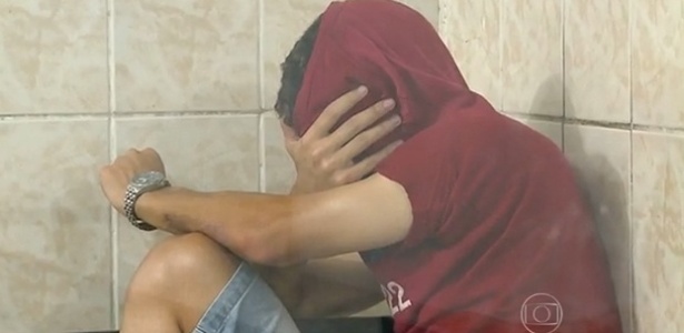 Léo Bonatini cobra o rosto após ser detido pela Polícia Militar de Minas Gerais - Reprodução/TV Globo