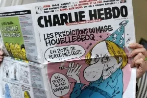 Capa da revista "Charlie Hebdo" do dia do atentado traz o autor Michel Houellebecq, autor do livro "Soumission" - Bertrand Guay/AFP