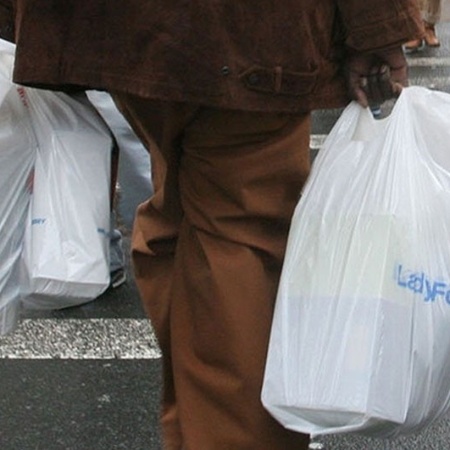 Estabelecimentos deverão oferecer sacolas confeccionadas com materiais recicláveis ou biodegradáveis - Reuters