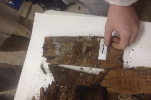 Pedaço de caixão com as iniciais M.C., encontrado por equipe que buscava restos mortais de Cervantes em Madri (Espanha - Efe