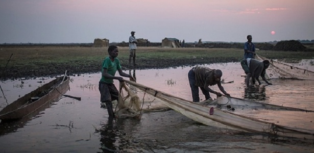 Em área pobre da África, mosquiteiro vira redes de pesca no combate à malária - Uriel Sinai/The New York Times