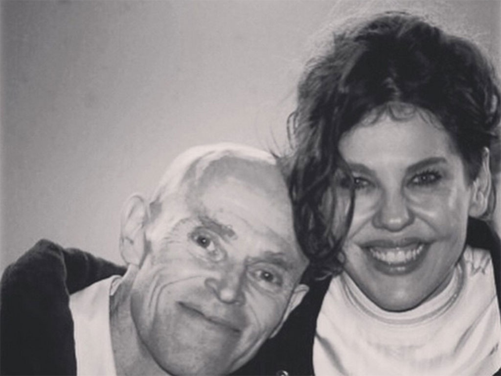 A atriz Bárbara Paz publicou nesta segunda-feira (2) um registro dos bastidores do longa "Meu Amigo Hindu", que rodou ao lado do astro americano Willem Dafoe. A produção, filmada no Brasil e falada em inglês, tem direção do ex-marido de Bárbara, Hector Babenco - Reprodução/Instagram/barbararaquelpaz