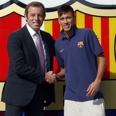 Sandro Rosell saúda Neymar na chegada do craque ao time catalão, em 2013 - ALBERT GEA / REUTERS