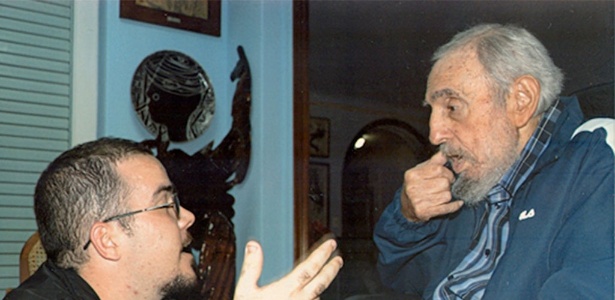 Fidel Castro (à direita) conversa com o estudante Randy Perdomo, em sua casa - Reuters