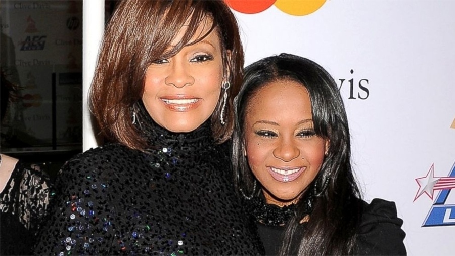 Whitney Houston e a filha Bobbi Kristina Brown, em foto de 2012 - Divulgação
