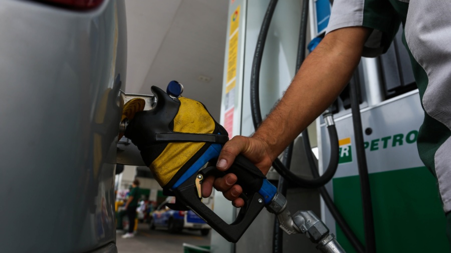Preço médio do combustível chegou a 6,96 reais por litro - Apu Gomes/Folhapress