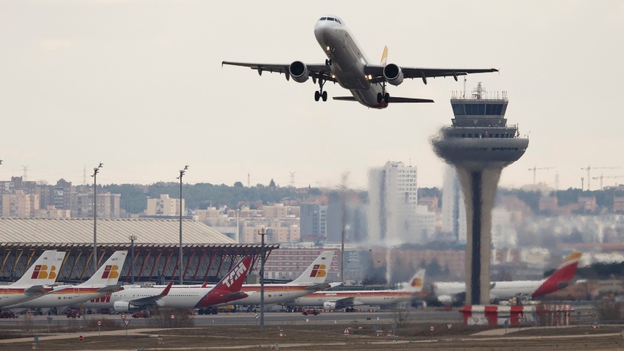 Avião decola do aeroporto de Barajas, em Madri - Paul Hanna/Reuters