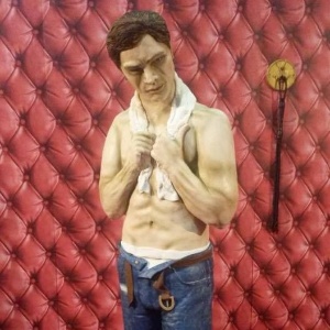 Bolo em tamanho natural do personagem Christian Grey, da série "50 Tons de Cinza", fez sucesso em feira de confeitaria - Divulgação/facebook.com/rosieoriginals