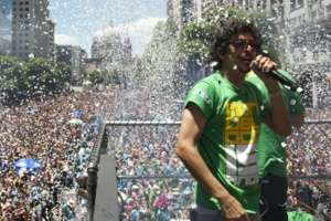Pedro Luís à frente de trio elétrico do Monobloco, no carnaval do Rio - Márcia Moreira/Folhapress