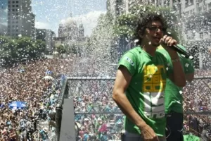 Pedro Luís à frente de trio elétrico do Monobloco, no carnaval do Rio - Márcia Moreira/Folhapress