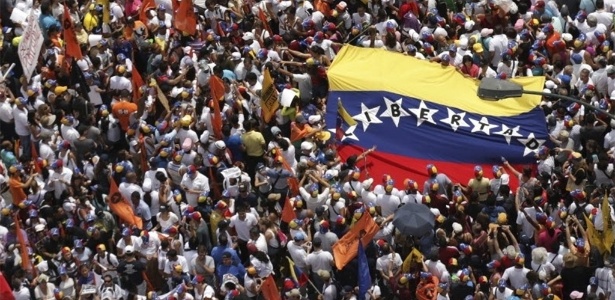 Opositores protestam contra o governo do presidente Nicolás Maduro, em Caracas - Christian Veron/Reuters