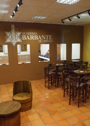 A sede paulistana da Academia Barbante de Cerveja conta com sala de aula e lounge para degustação - Divulgação/ABC