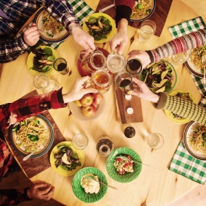 Jantar na casa dos outros pode ser uma maneira de conhecer a gastronomia local - Getty Images