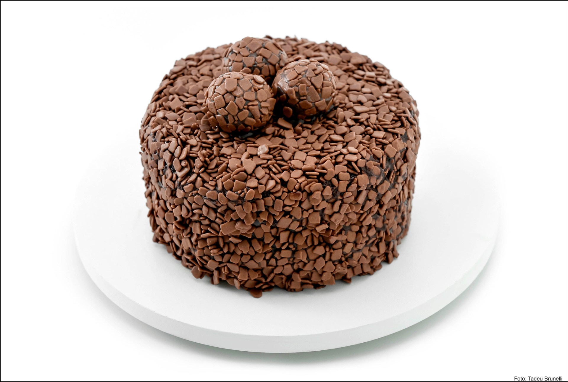 BOLO DE ANIVERSÁRIO CASEIRO DE CHOCOLATE BRIGADEIRO