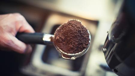 Pó de café em máquina de expresso, Getty - Getty Images