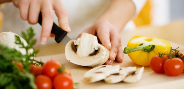 Separar ingredientes antes de preparar a comida ajuda a economizar tempo na cozinha - Getty Images