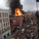 26.mar.2015 - Bombeiros combatem incêndio em prédio de cinco andares entre a segunda avenida e a sétima rua, em Manhattan, na cidade de Nova York (EUA), nesta quinta-feira (26). Um prédio explodiu e desmoronou após ser tomado pelo incêndio de grandes. Segundo a CNN, várias pessoas ficaram feridas, uma delas em estado grave - Reprodução/Twitter/@ScottWesterfeld